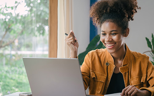 A young woman studies on the computer