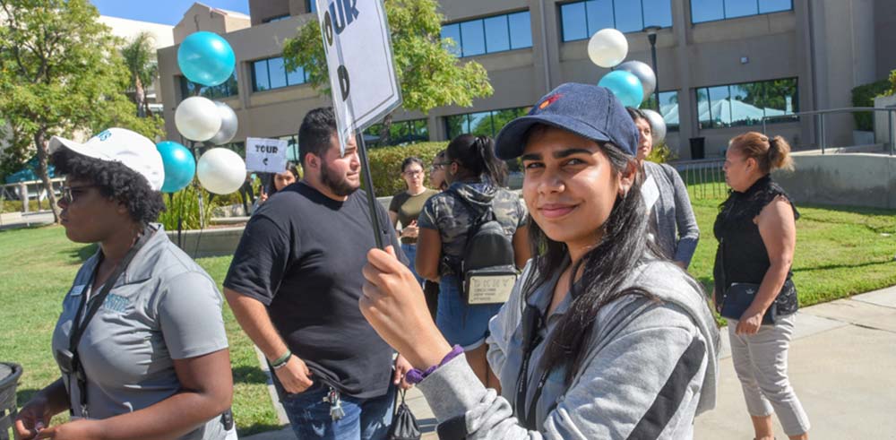 Student leads tour of campus at Welcome Day event